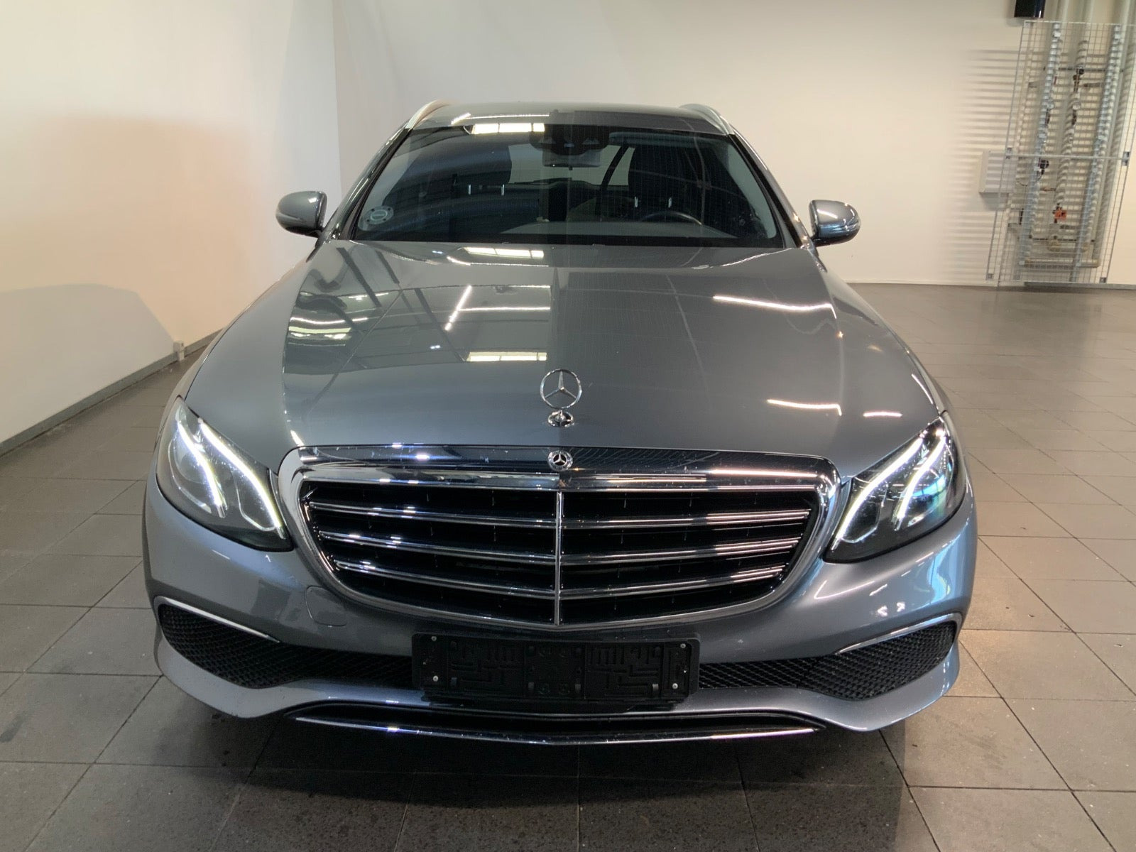 Grå Mercedes E400 fra 2017