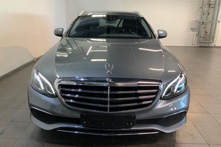 Grå Mercedes E400 fra 2017