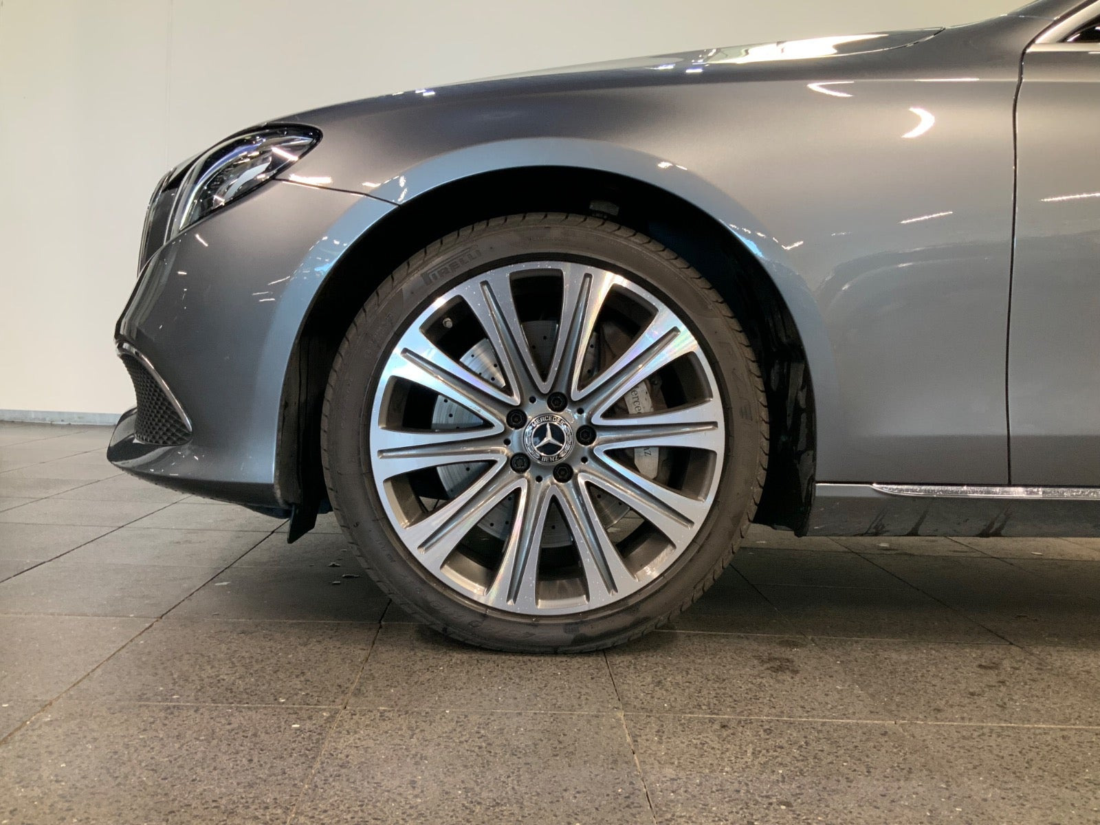 Grå Mercedes E400 fra 2017