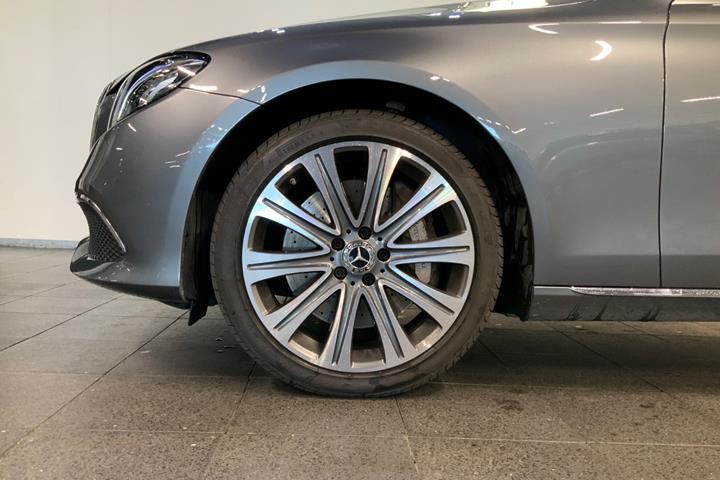 Grå Mercedes E400 fra 2017