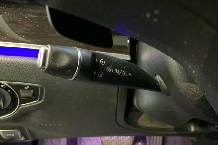 Grå Mercedes E400 fra 2017