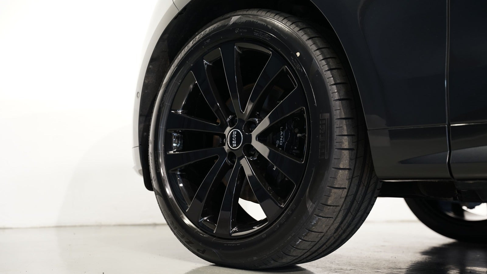 Grå Land Rover Range Rover sport fra 2025