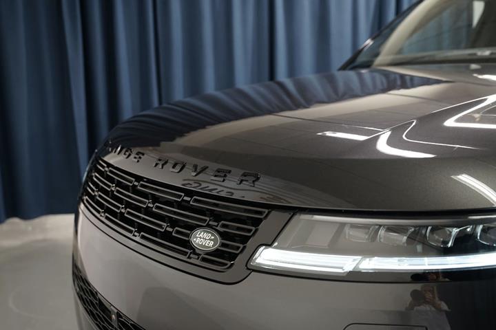Grå Land Rover Range Rover sport fra 2025