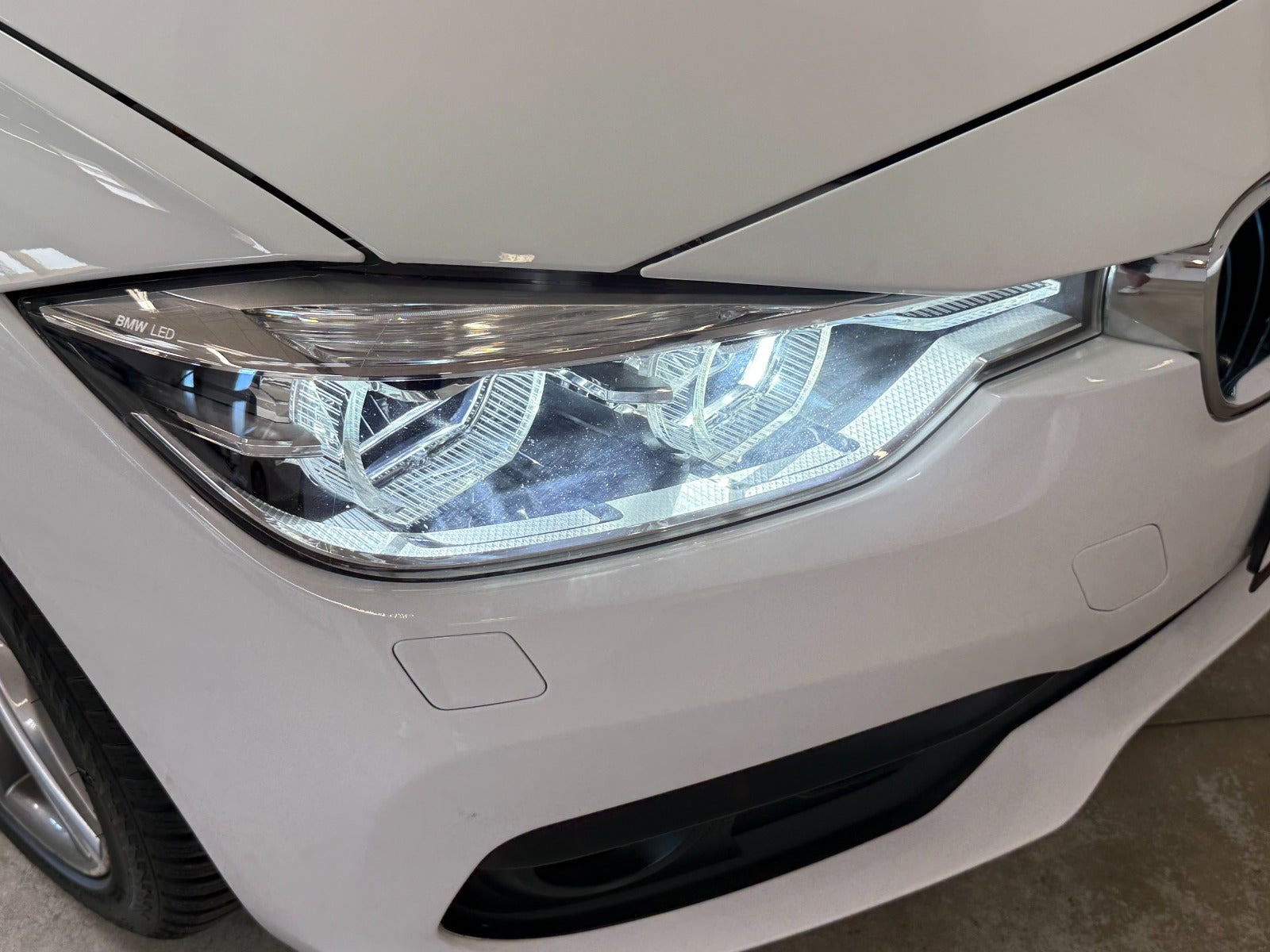 Grøn BMW 330e fra 2016