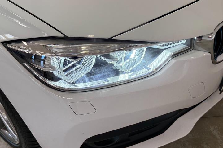 Grøn BMW 330e fra 2016