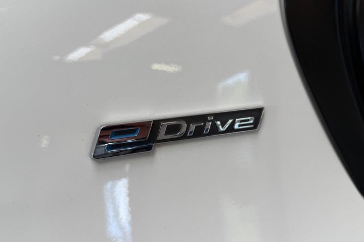Grøn BMW 330e fra 2016