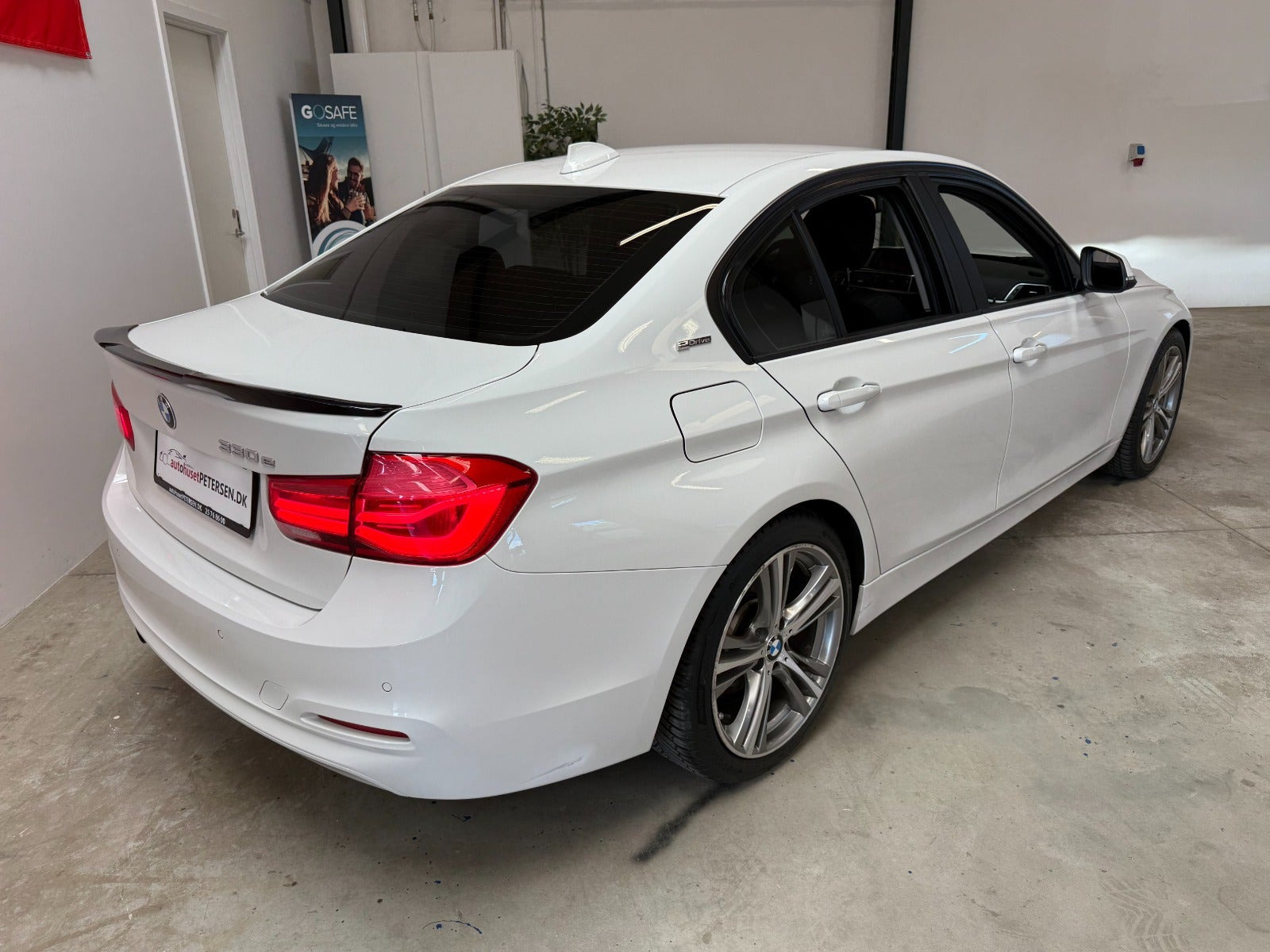 Grøn BMW 330e fra 2016
