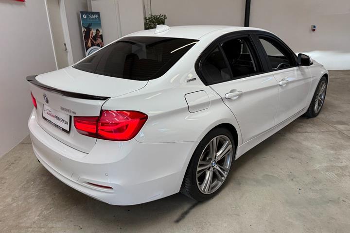 Grøn BMW 330e fra 2016