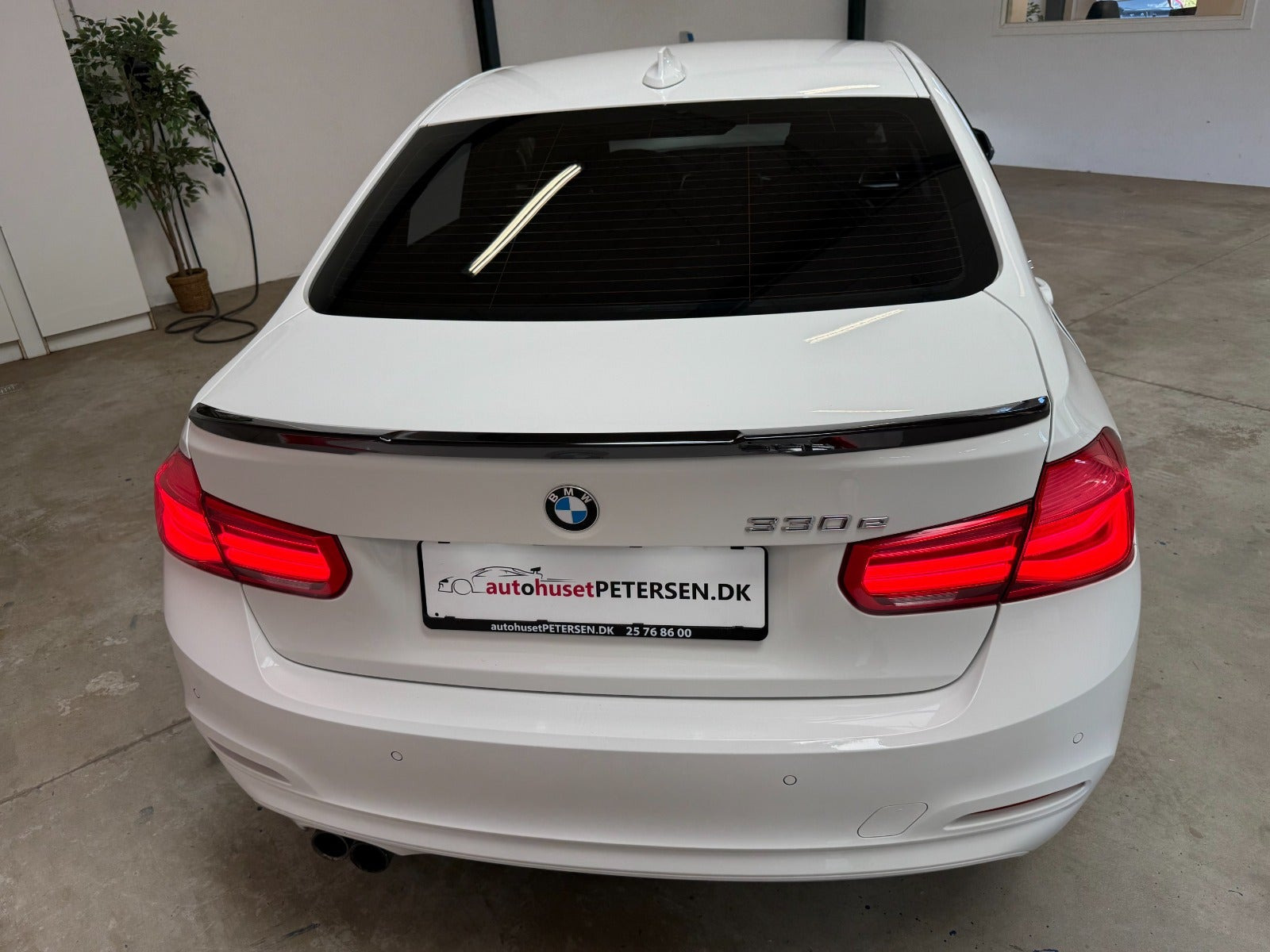 Grøn BMW 330e fra 2016