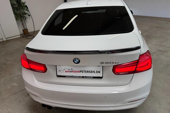 Grøn BMW 330e fra 2016