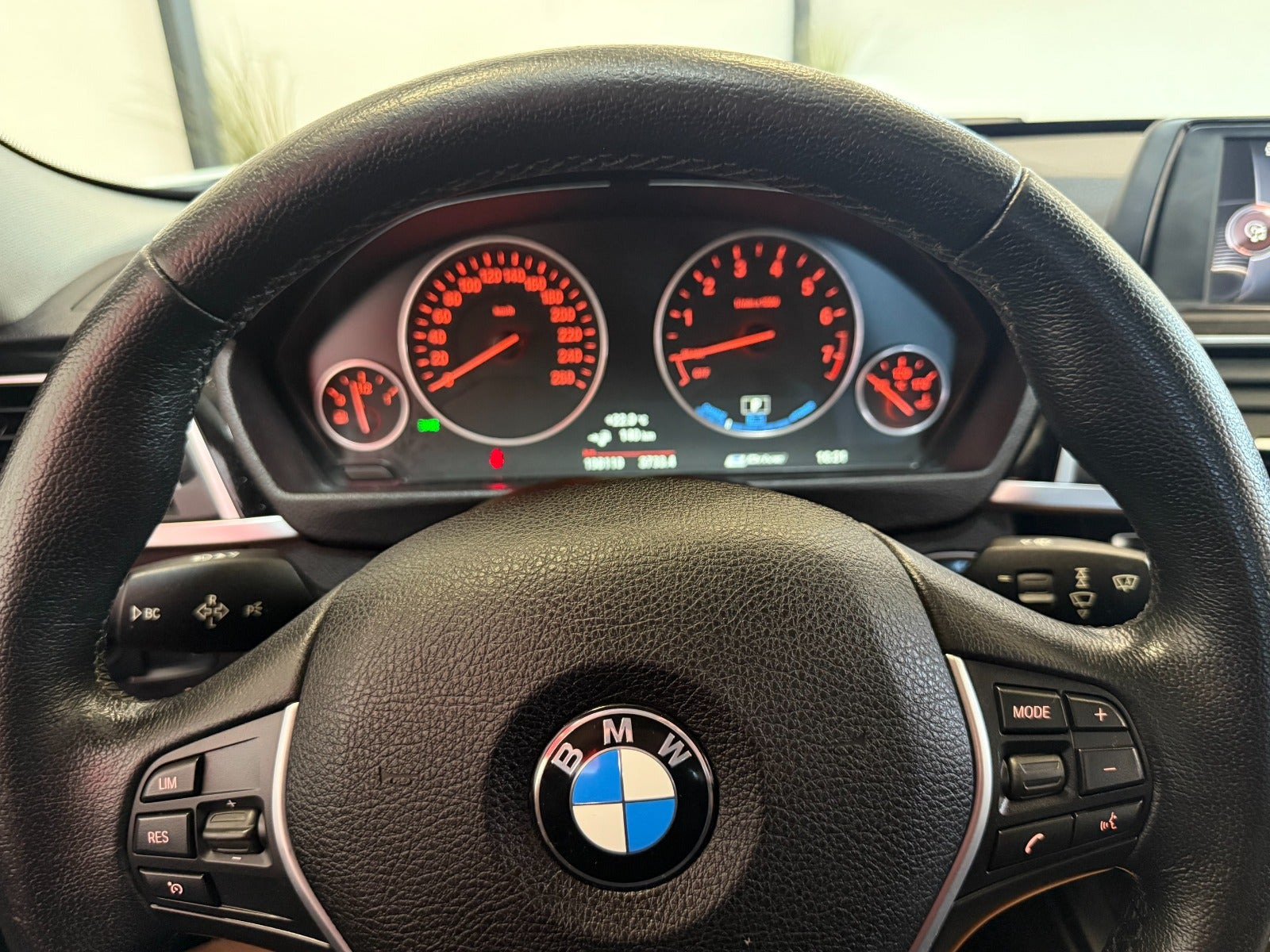 Grøn BMW 330e fra 2016