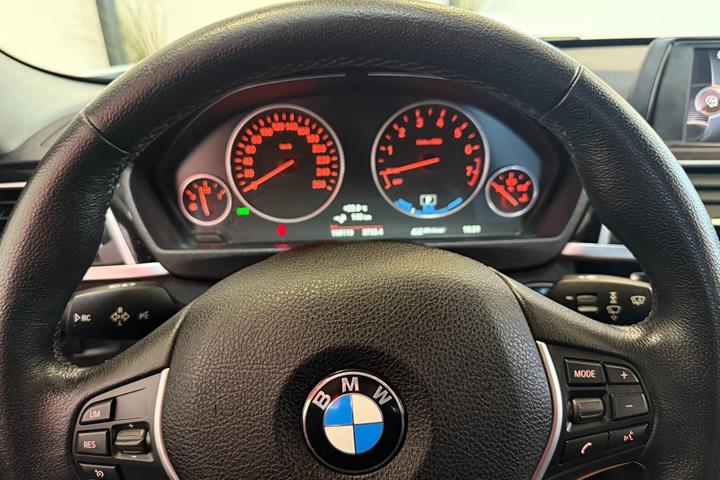 Grøn BMW 330e fra 2016