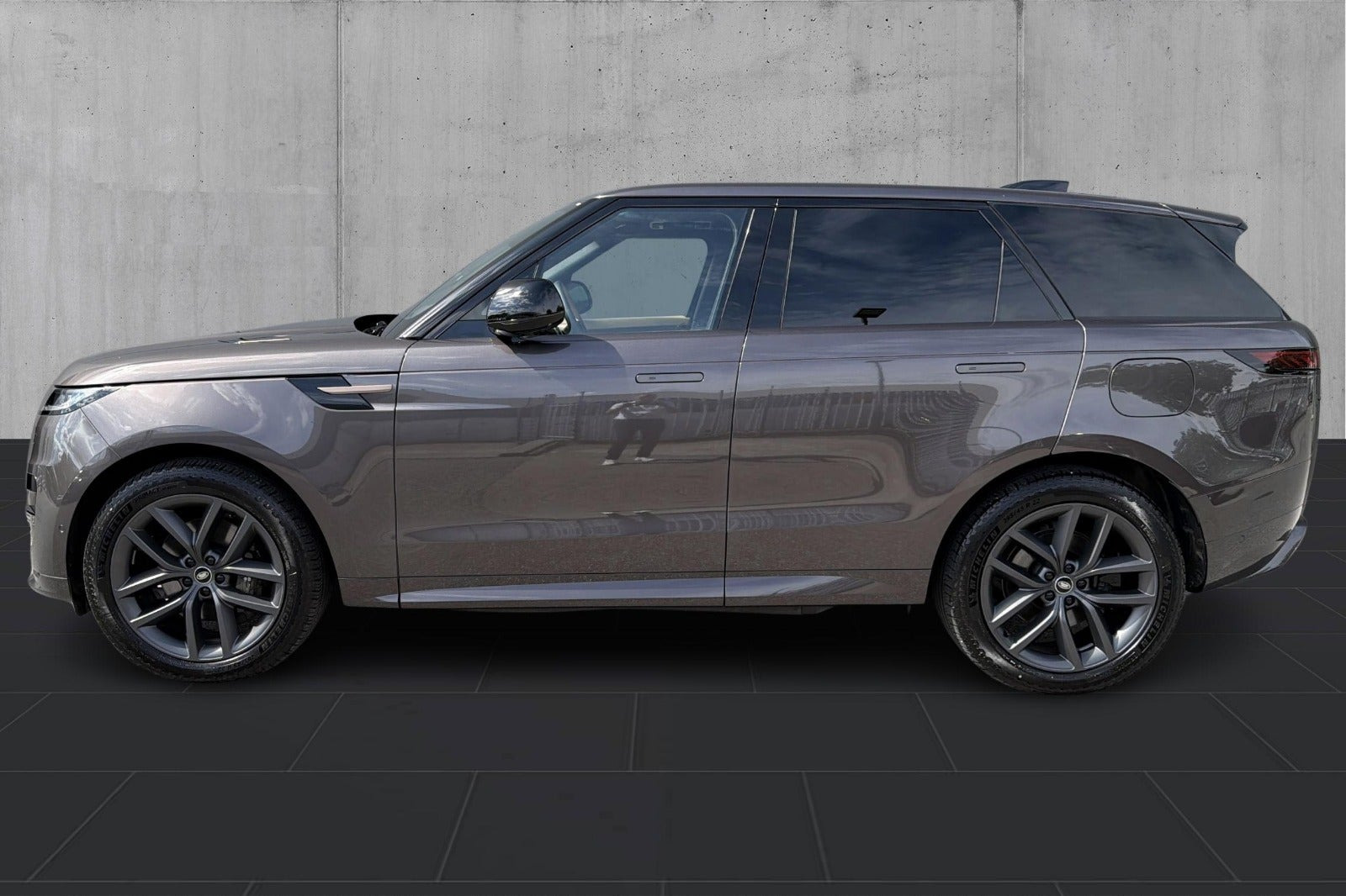 Grå Land Rover Range Rover sport fra 2025