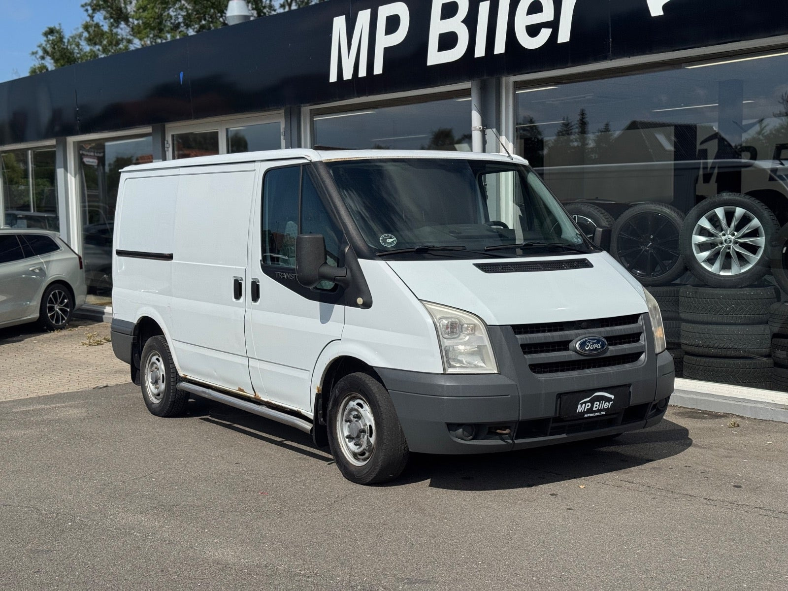 Hvid Ford Transit 280S Van fra 2011 set udefra