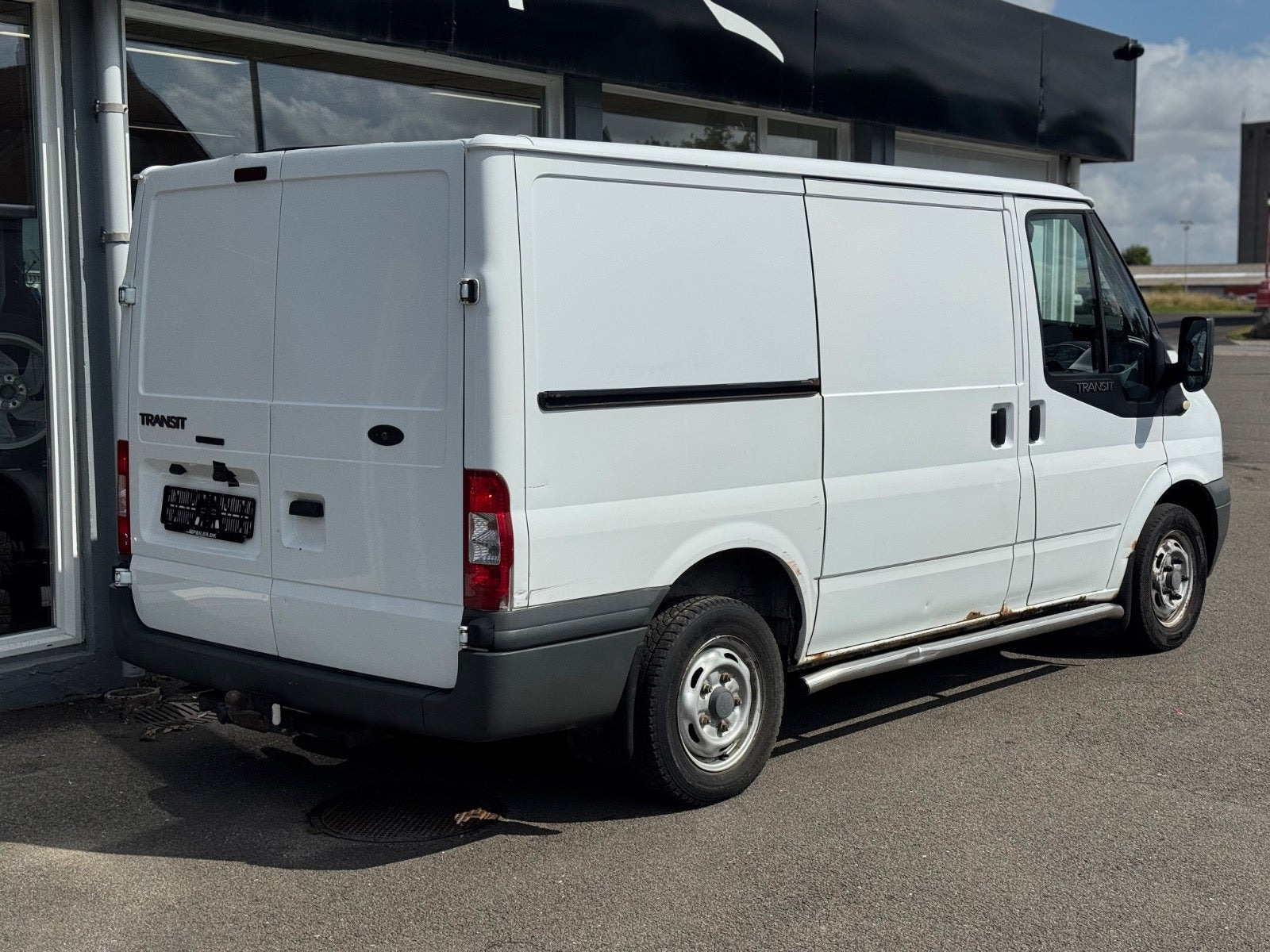 Hvid Ford Transit 280S Van fra 2011 set udefra