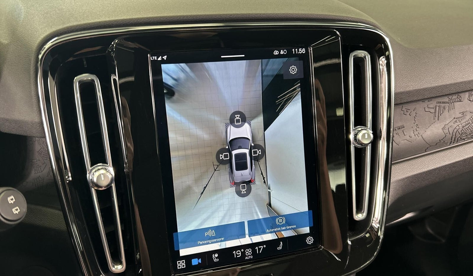 Grå Volvo XC40 fra 2022