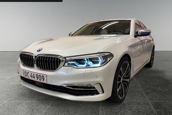 Hvid BMW 530e fra 2019 set udefra