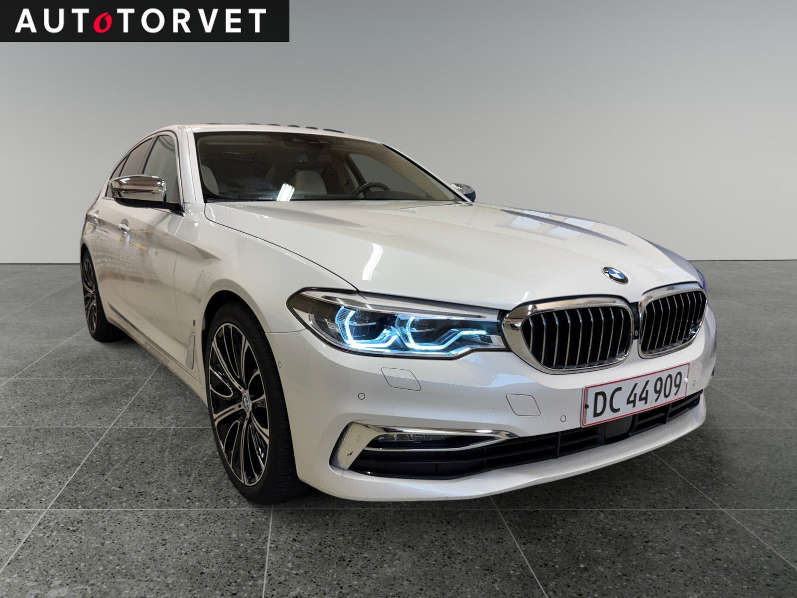 Hvid BMW 530e fra 2019