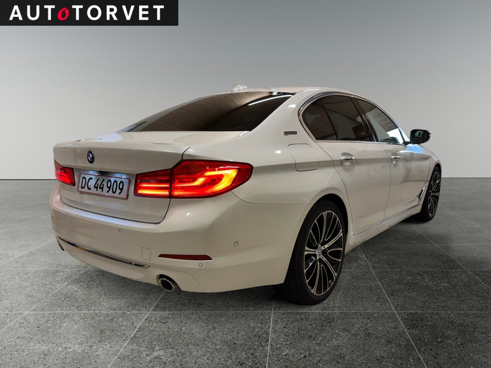 Hvid BMW 530e fra 2019