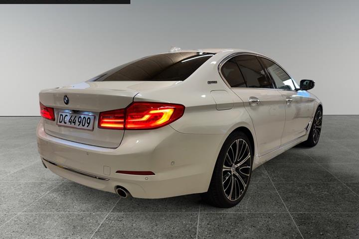 Hvid BMW 530e fra 2019