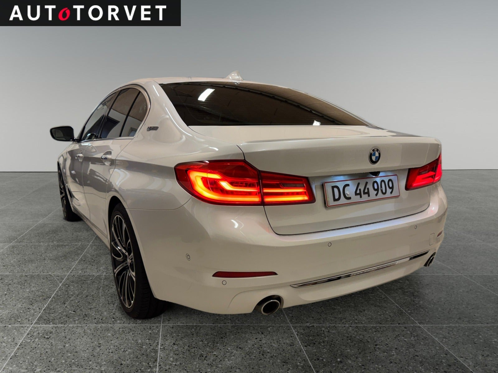 Hvid BMW 530e fra 2019