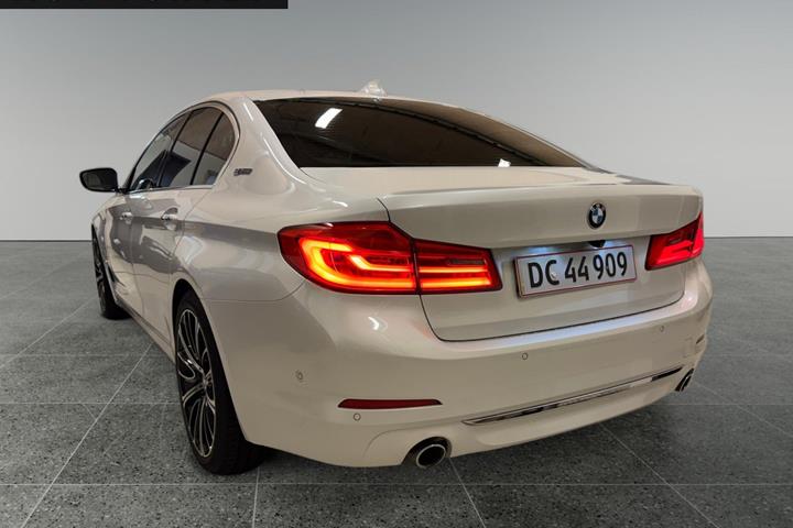 Hvid BMW 530e fra 2019