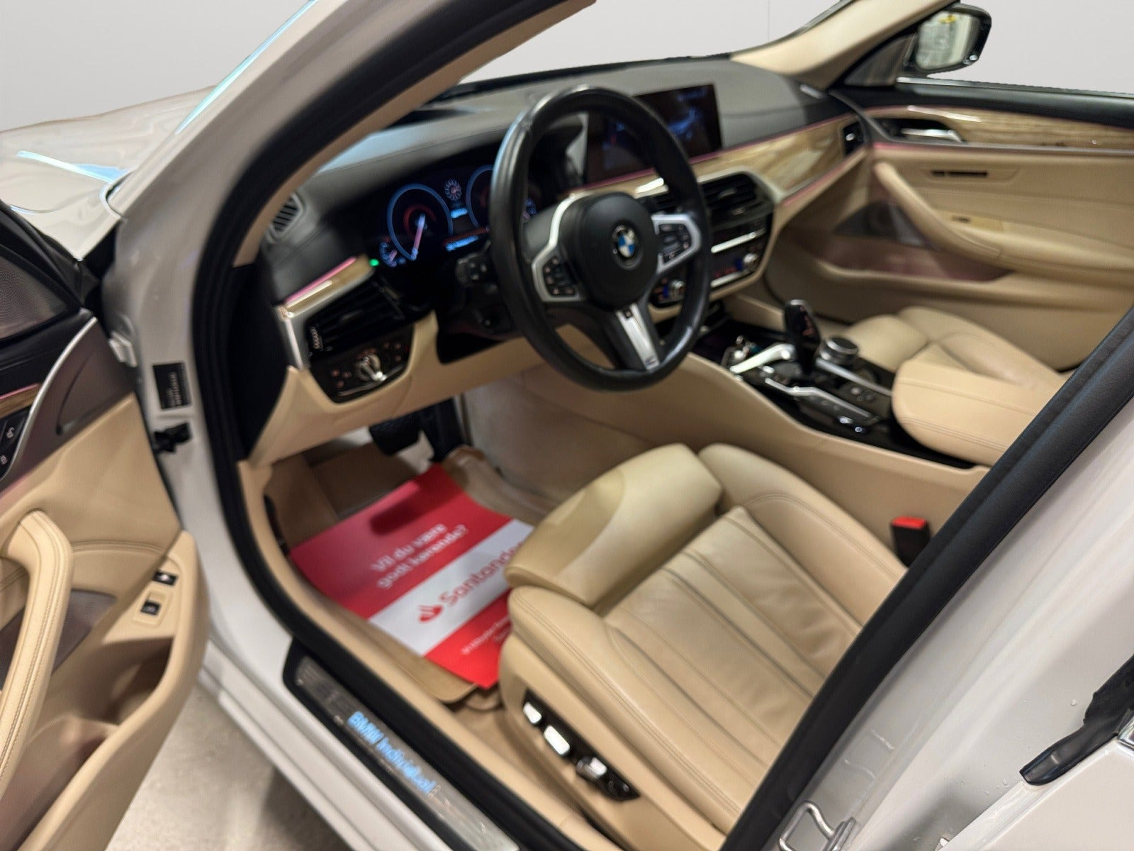 Hvid BMW 530e fra 2019