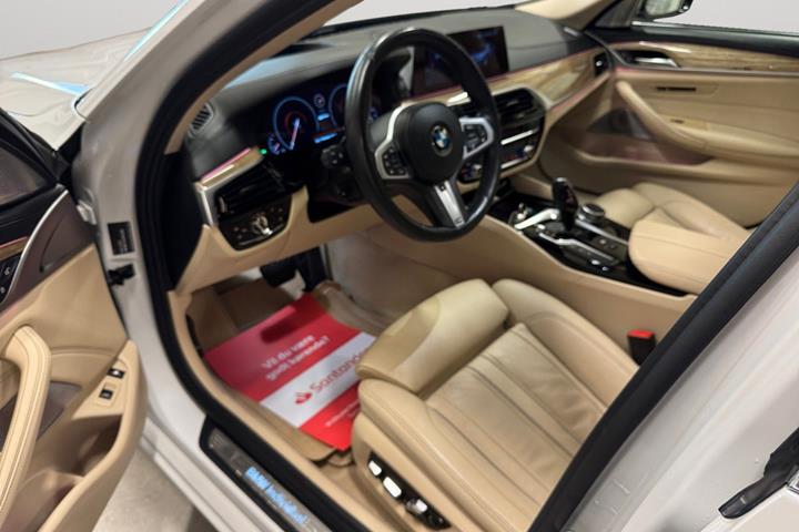 Hvid BMW 530e fra 2019