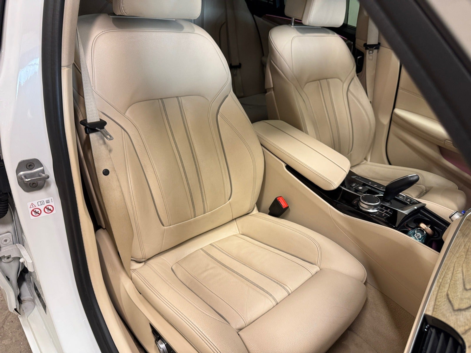 Hvid BMW 530e fra 2019