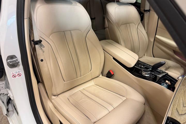 Hvid BMW 530e fra 2019