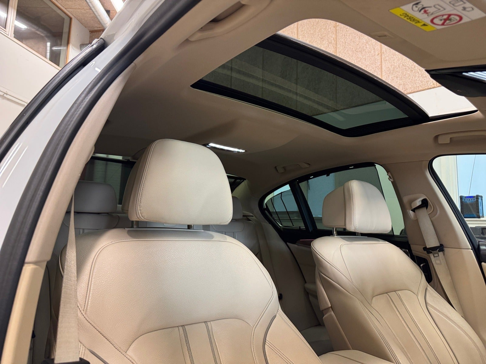 Hvid BMW 530e fra 2019