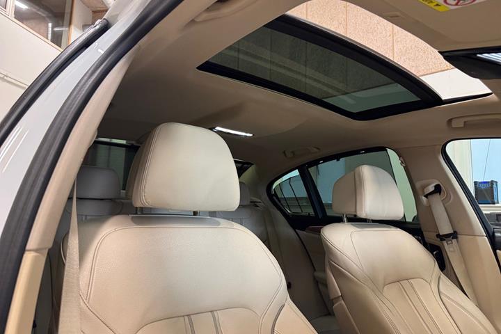 Hvid BMW 530e fra 2019