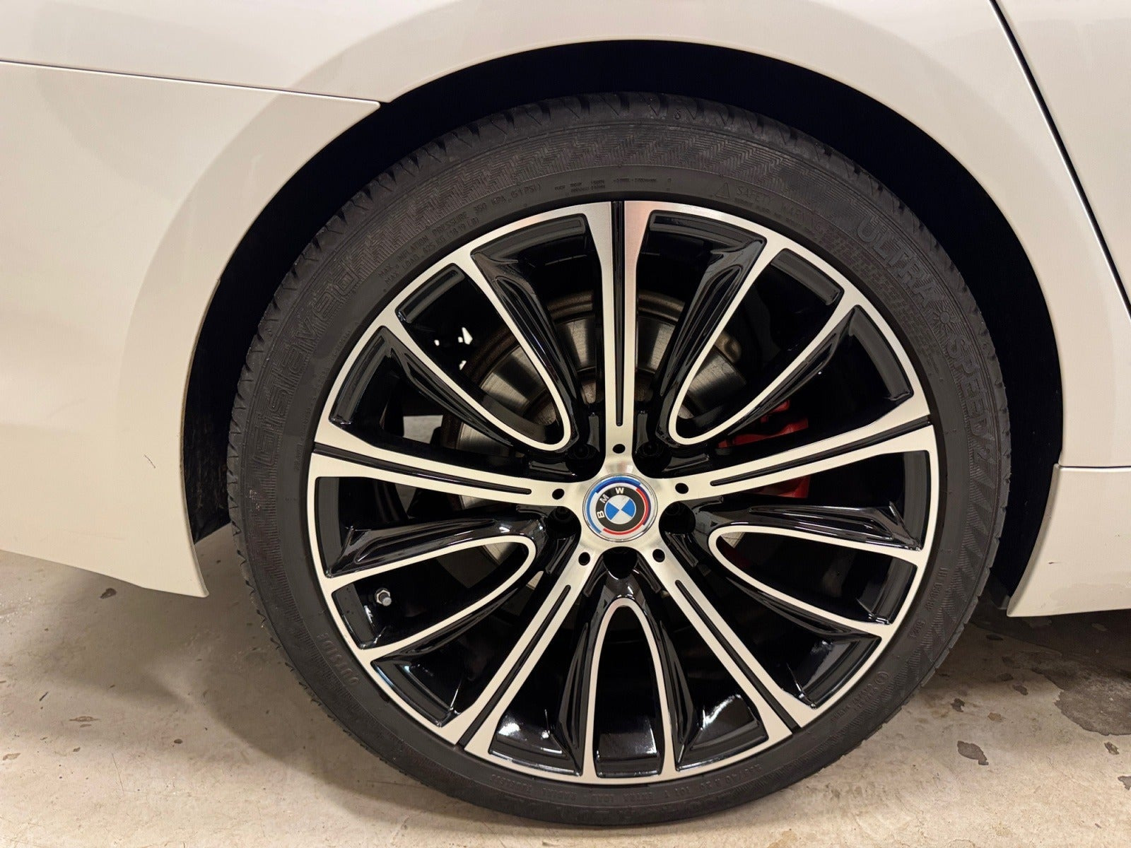 Hvid BMW 530e fra 2019