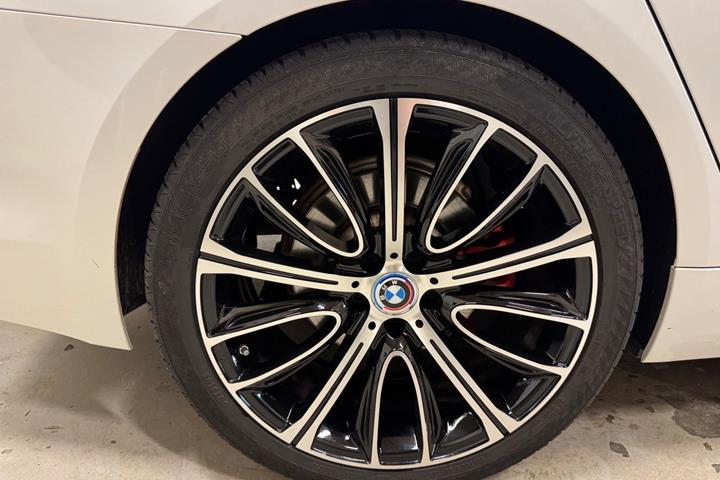 Hvid BMW 530e fra 2019