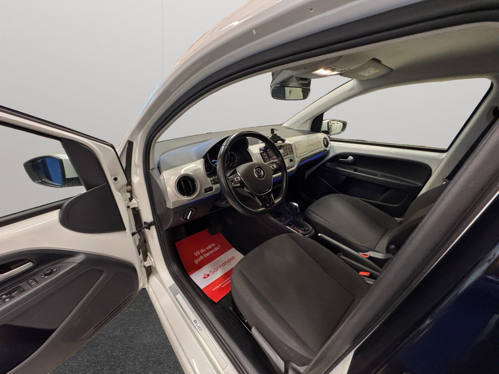 Hvid VW E-UP! fra 2023