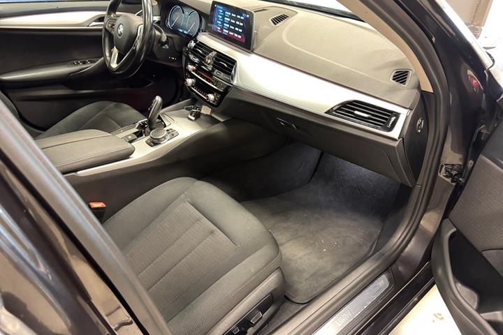Grå BMW 520d fra 2017
