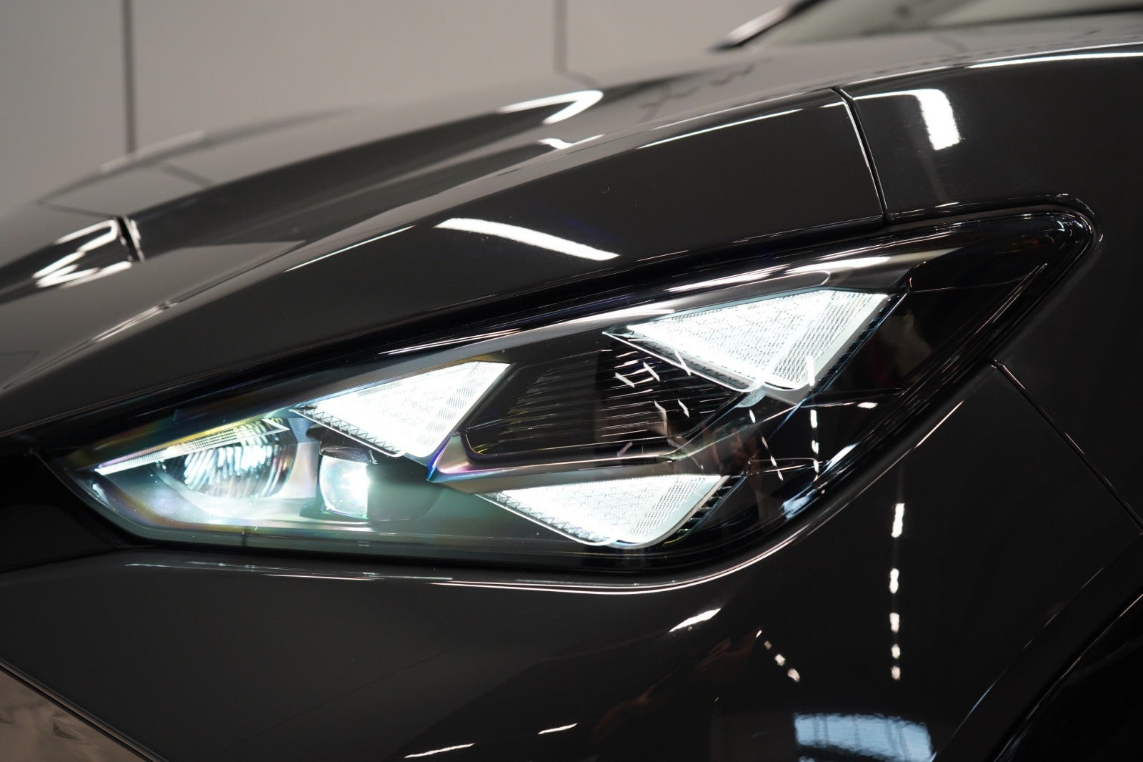 Grå Cupra Tavascan fra 2024