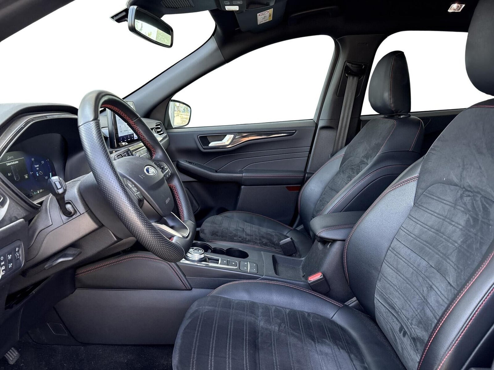 Grå Ford Kuga fra 2022