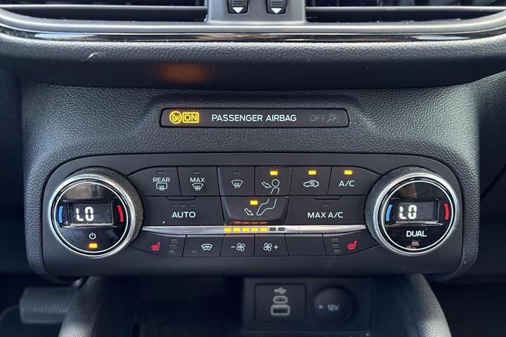 Grå Ford Kuga fra 2022
