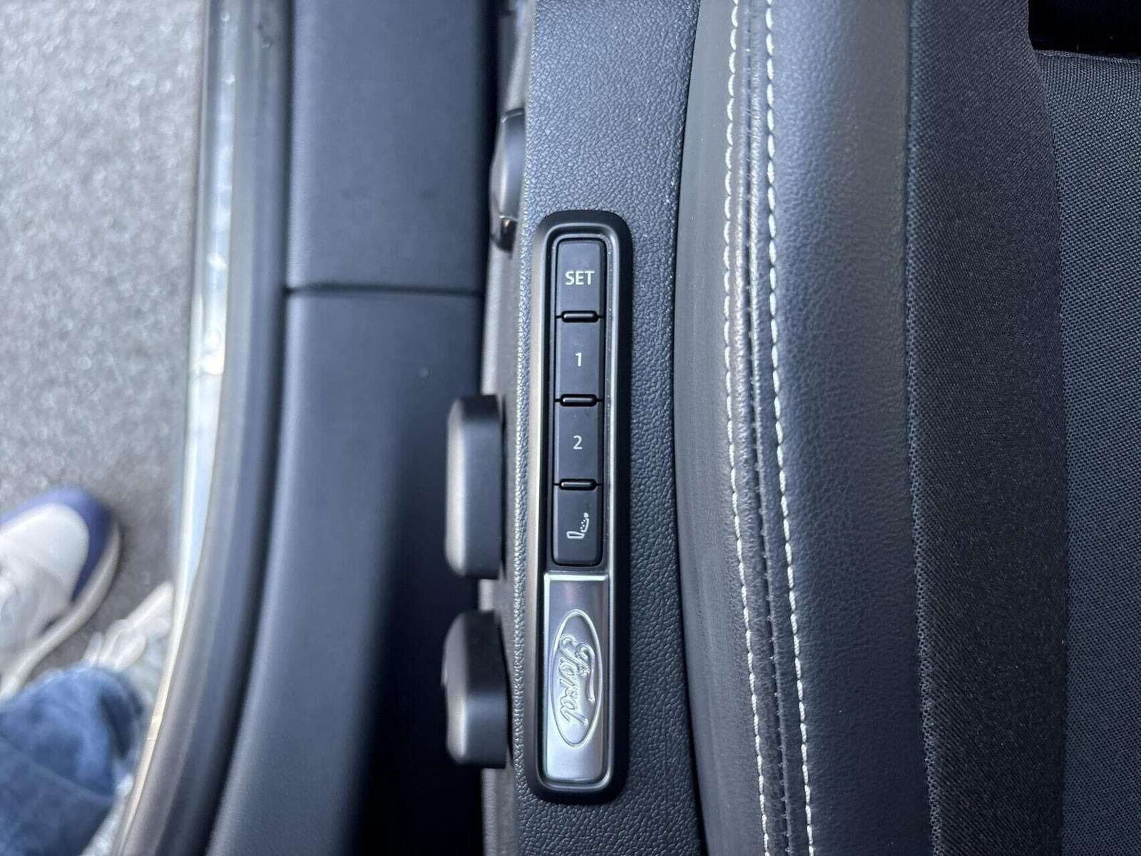 Grå Ford Explorer fra 2024