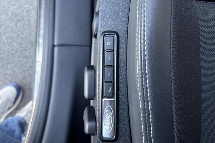 Grå Ford Explorer fra 2024