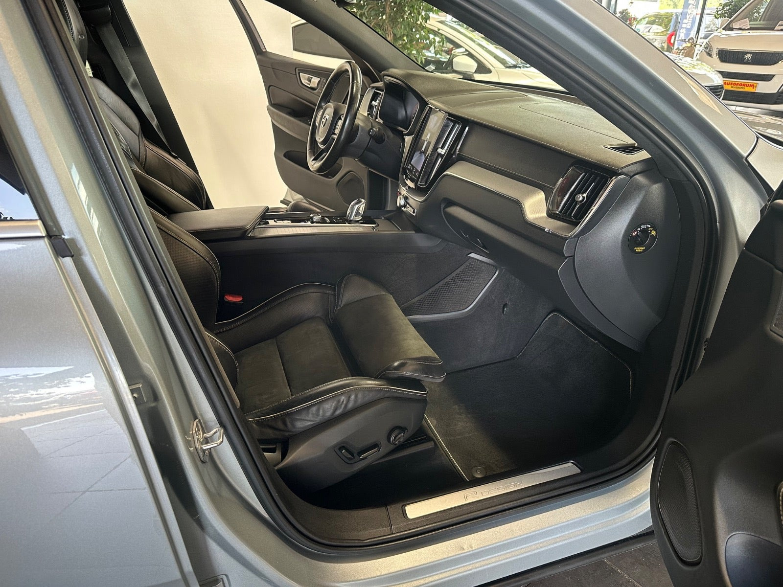 Blå Volvo XC60 fra 2019