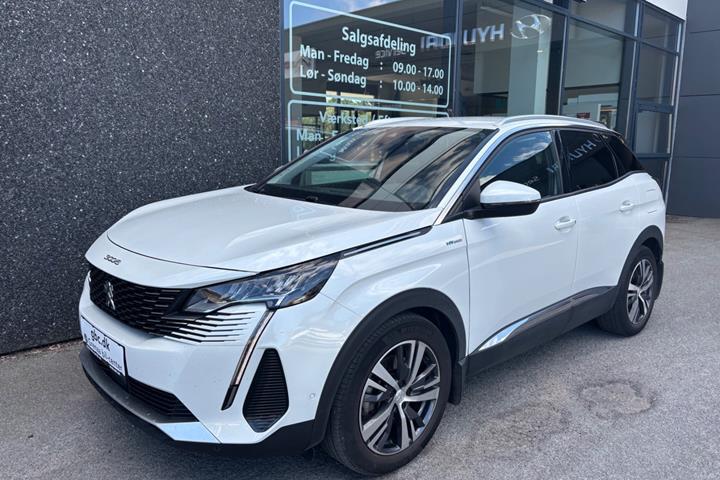 Hvid Peugeot 3008 fra 2021 set udefra