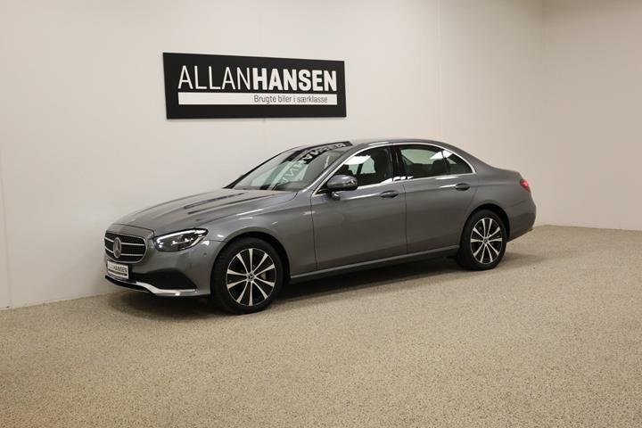 Grå Mercedes E300 de fra 2022