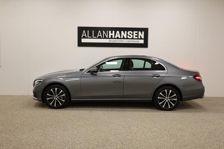 Grå Mercedes E300 de fra 2022