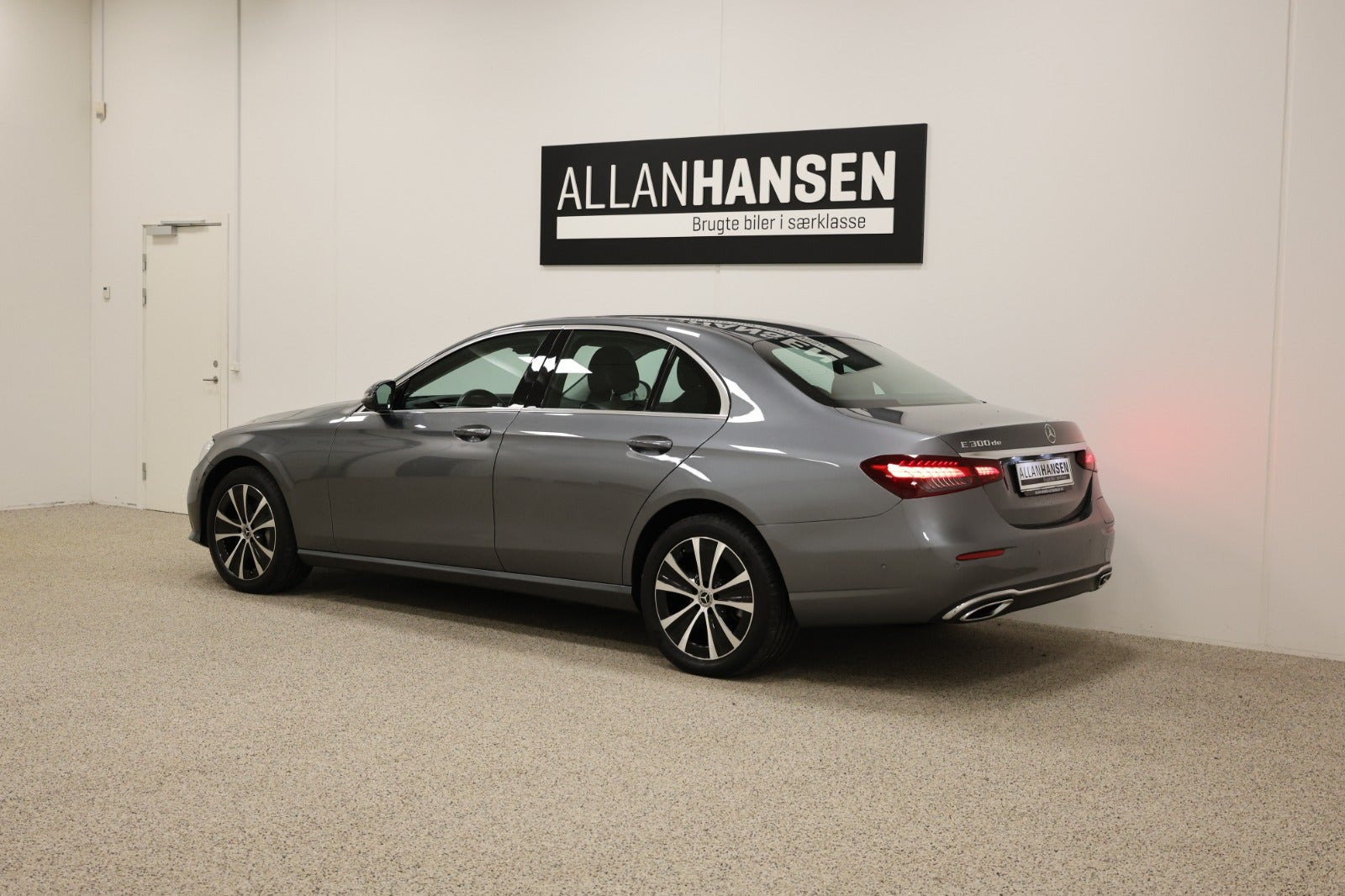 Grå Mercedes E300 de fra 2022