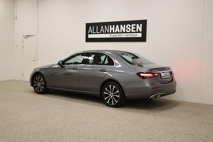 Grå Mercedes E300 de fra 2022