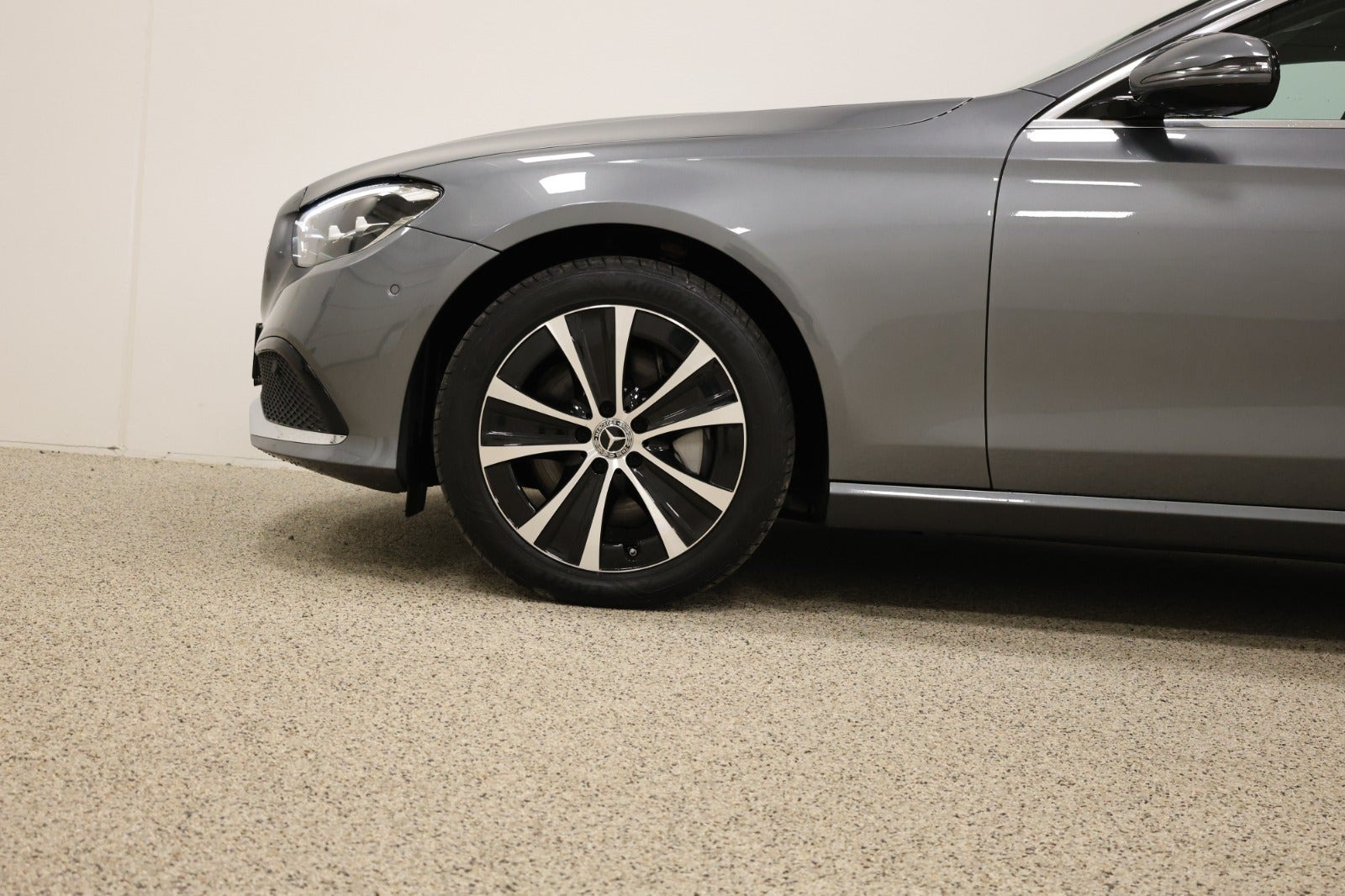 Grå Mercedes E300 de fra 2022
