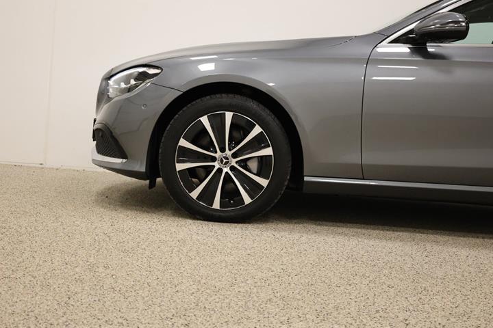 Grå Mercedes E300 de fra 2022