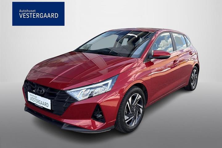 Rød Hyundai i20 fra 2022 set udefra